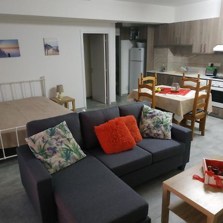 Adonis Apartment Paphos Eksteriør billede
